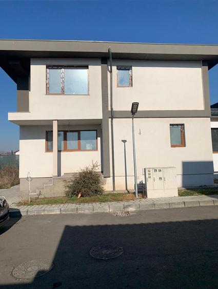 Casă individuală cu 5 camere cu Canalizare în Ultracentral