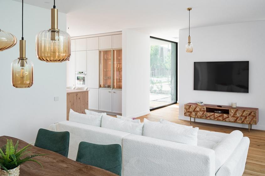 Casă individuală cu 5 camere cu Teren 325 Mp în Tunari