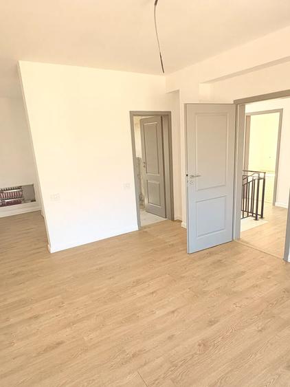 Casă individuală cu 5 camere cu Teren 400 Mp în Tunari