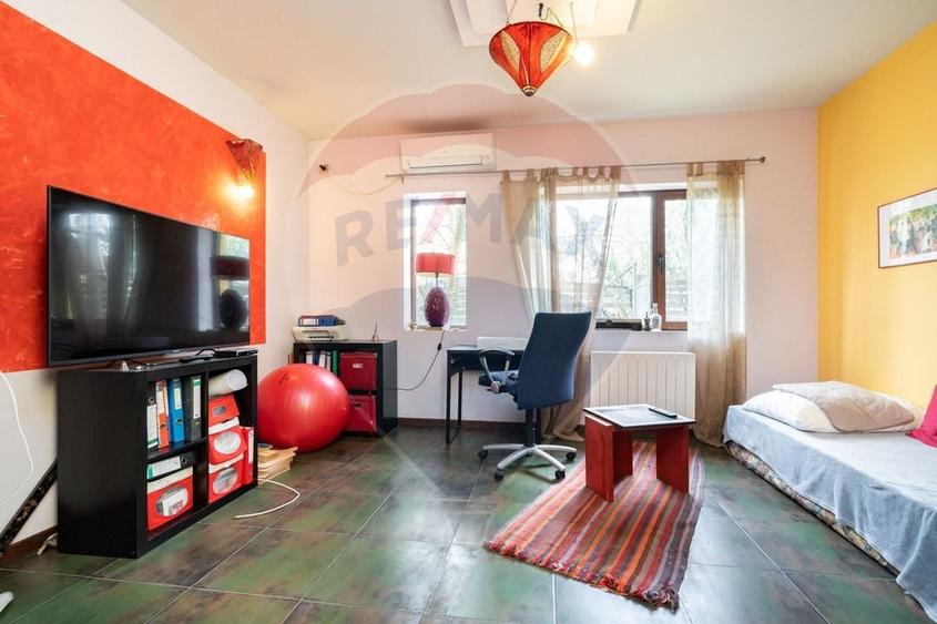 Casă individuală cu 5 camere cu Piscina în Izvorani
