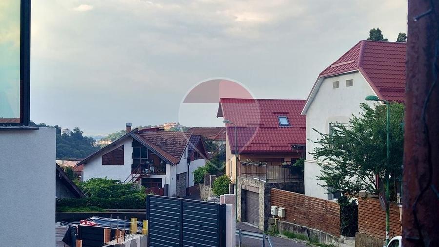 Casă individuală cu 3 camere cu Teren 150 Mp în Schei