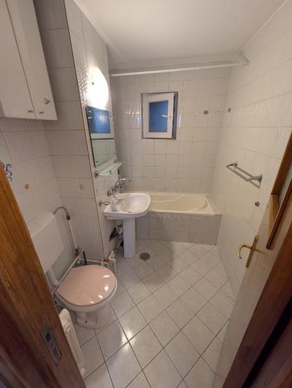 Apartament cu 3 camere decomandat, mobilat în Pieții