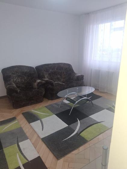 Apartament cu 3 camere semidecomandat în Central