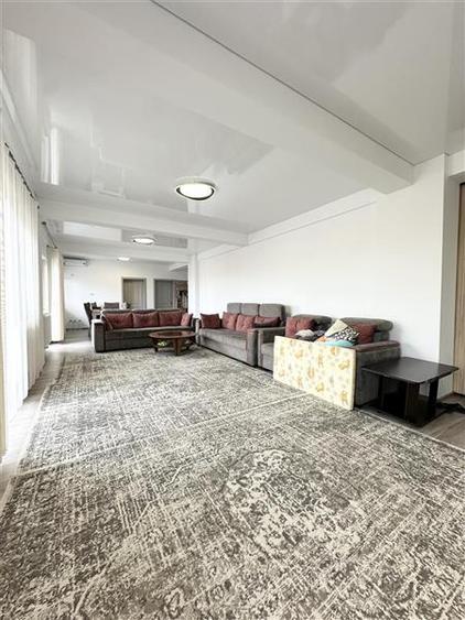 Apartament cu 3 camere semidecomandat, mobilat în Nord
