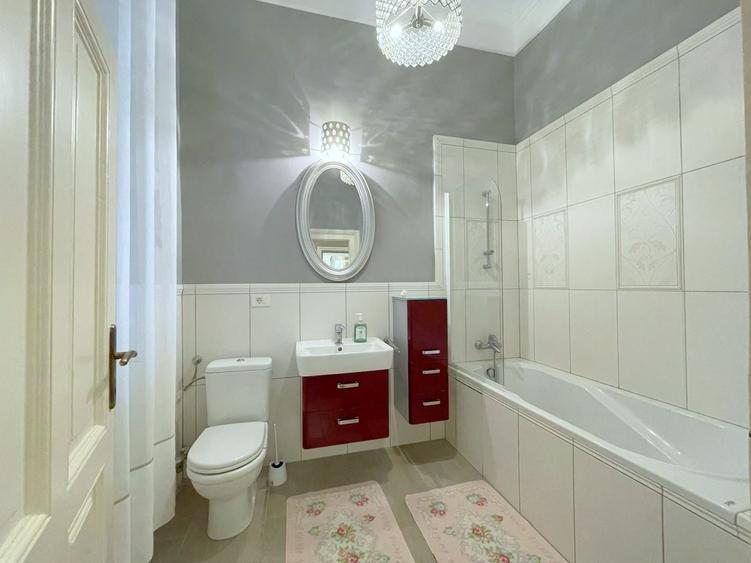 Apartament cu 3 camere semidecomandat, mobilat în Central