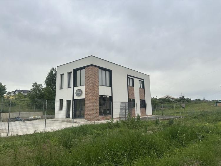 Spațiu comercial, de 100 mp, în Miroslava