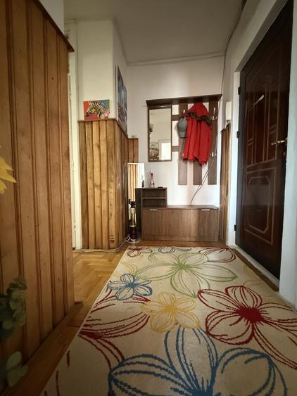 Apartament cu 3 camere decomandat, mobilat în Girocului