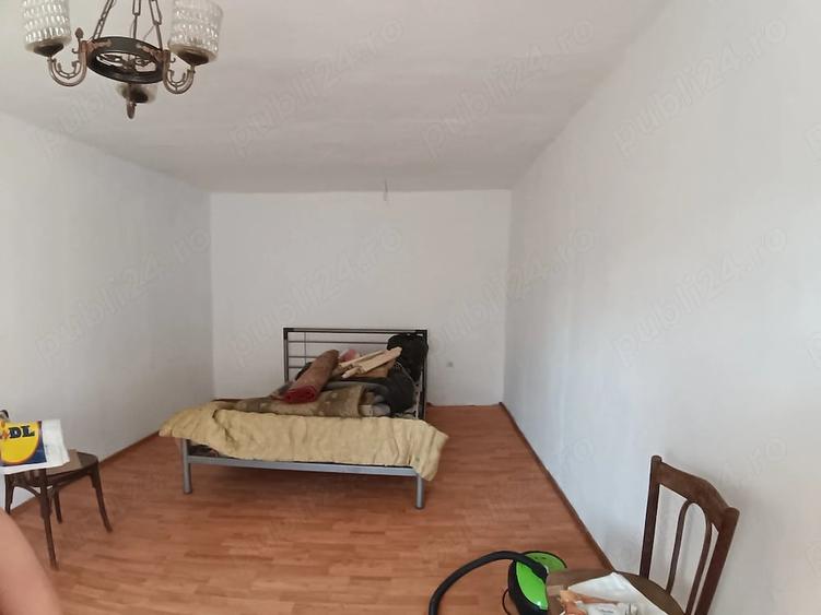 Casă cu 3 camere cu Teren 4500 Mp în Central