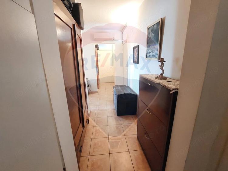 Apartament cu 6 camere decomandat în Central