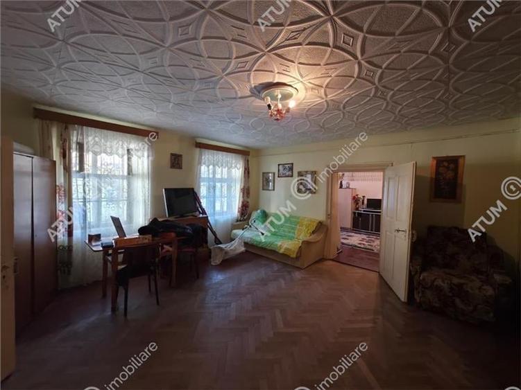 Apartament cu 3 camere semidecomandat, mobilat în Piața Cluj
