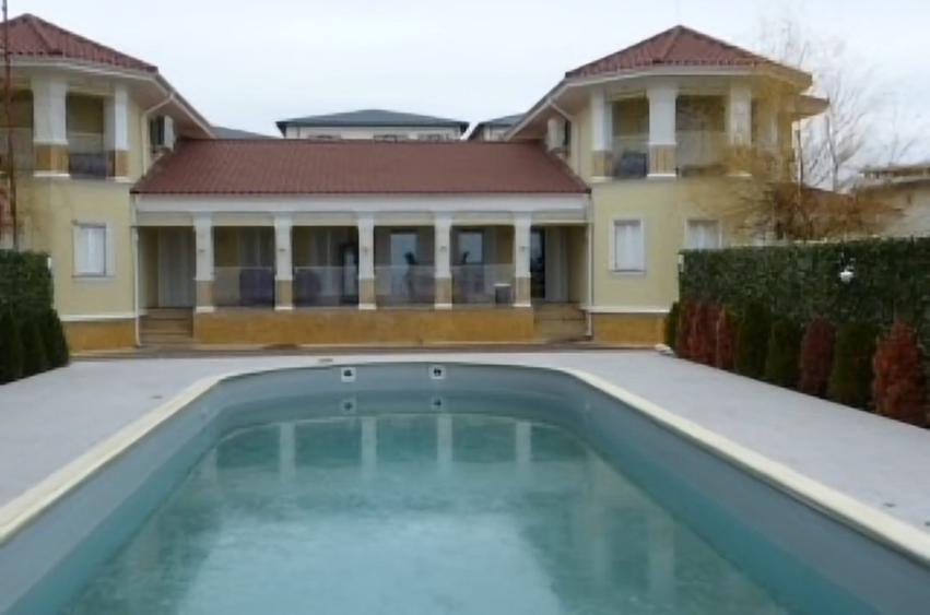Duplex cu 8 camere cu Canalizare în Mamaia-Sat