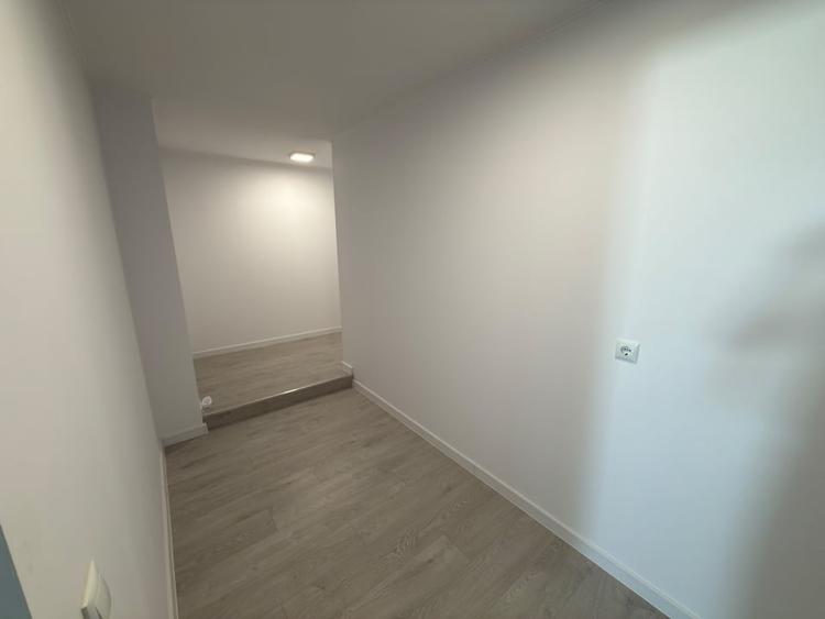Casă individuală cu 9 camere cu Canalizare în Central