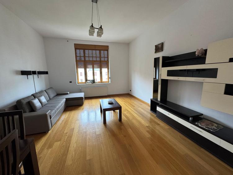 Apartament cu 3 camere în P-ța Victoriei