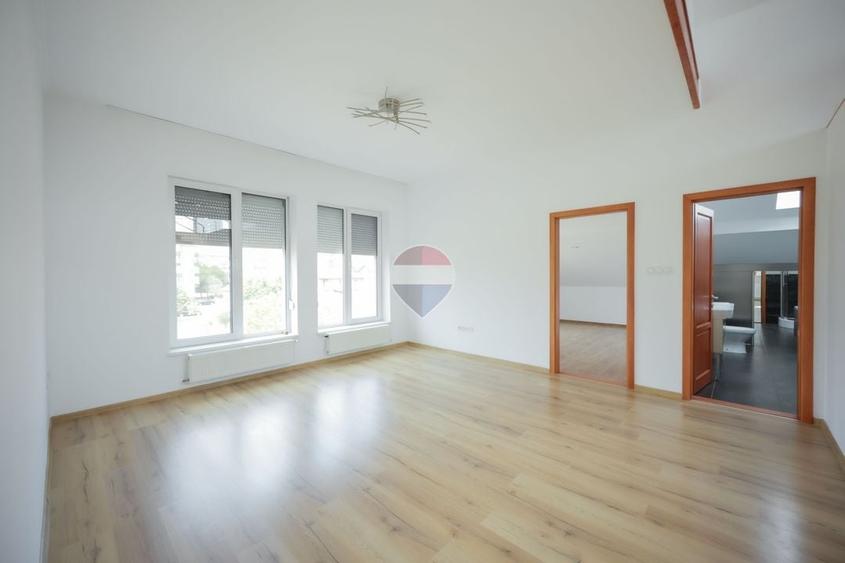 Penthouse cu 4 camere decomandat, mobilat în Nufărul