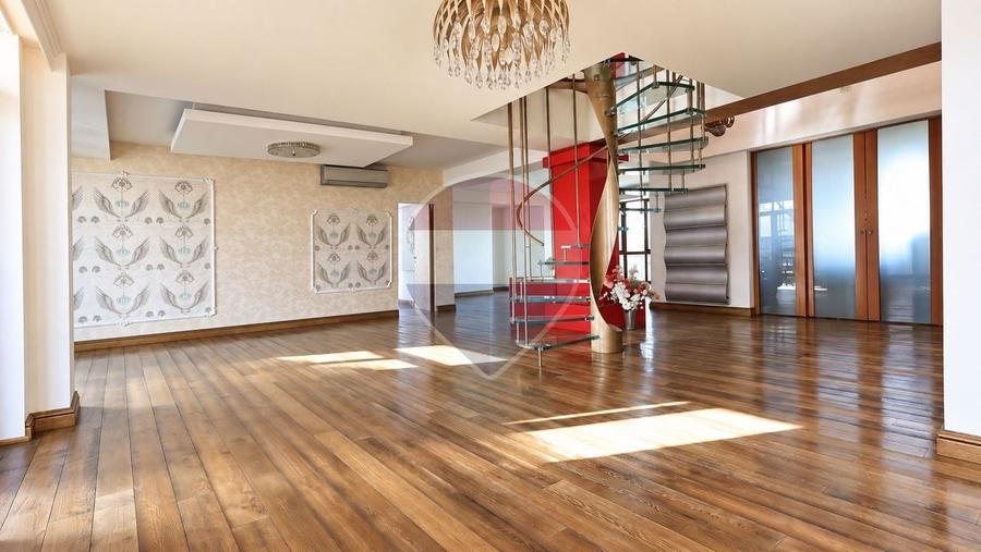 Penthouse cu 4 camere decomandat în Băneasa