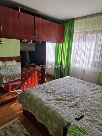 Vand apartament 3 camere, in zona Rovine