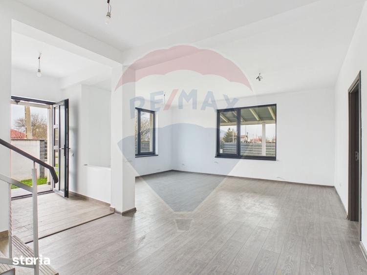 Casă cu 5 camere cu Teren 559 Mp în Crevedia