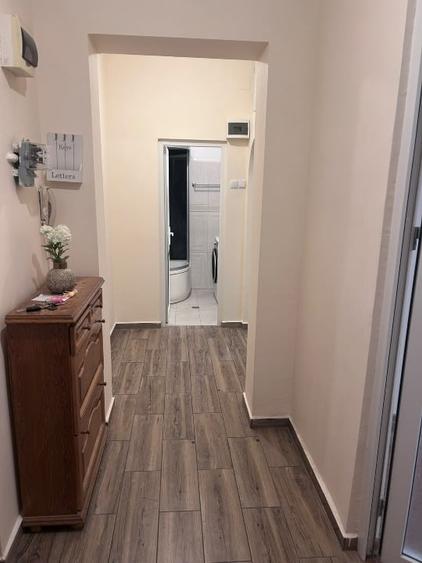 Apartament cu 3 camere semidecomandat, mobilat în Sud