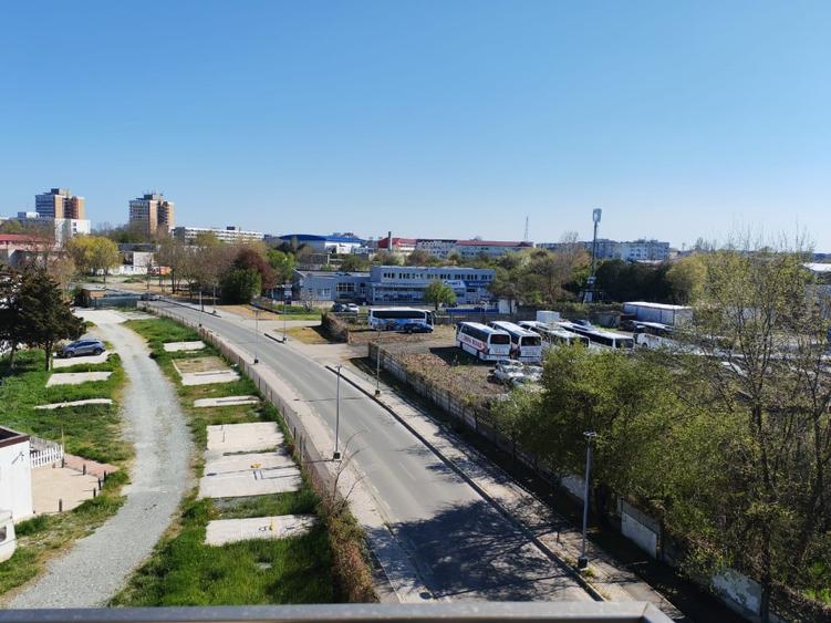 Apartament cu 3 camere semidecomandat în Central