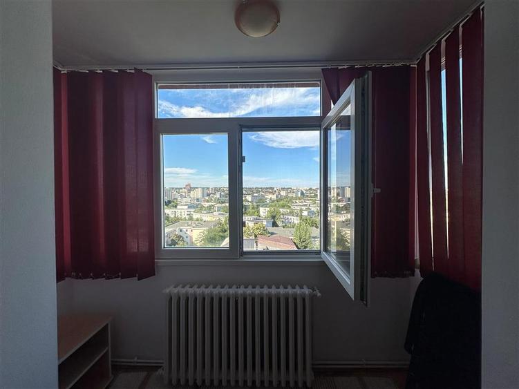 Apartament cu 3 camere semidecomandat, mobilat în Podu Roș