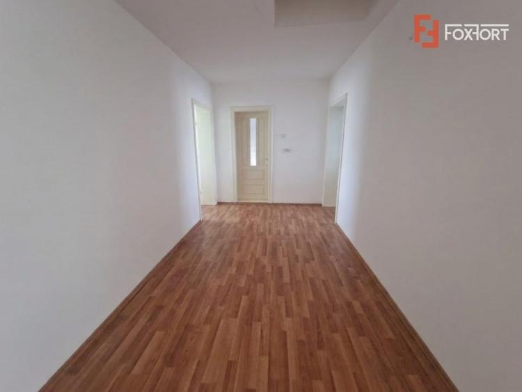 Casă individuală cu 7 camere cu Canalizare în Ultracentral
