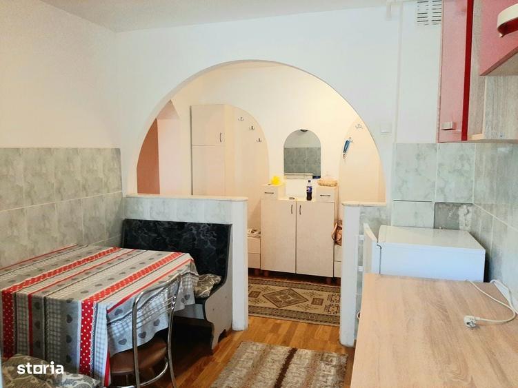 Apartament cu 3 camere semidecomandat în Micro 16