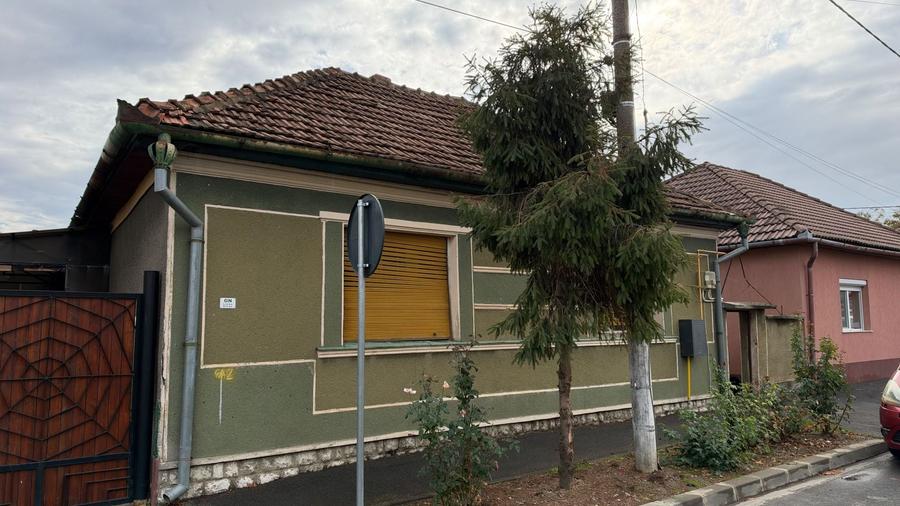 Casă individuală cu 4 camere cu Canalizare în Iosia