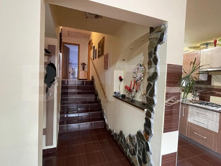 Casă individuală cu 8 camere cu Teren 260 Mp în Central