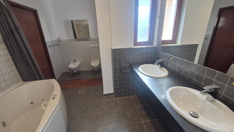 Casă individuală cu 6 camere cu Canalizare în Nord