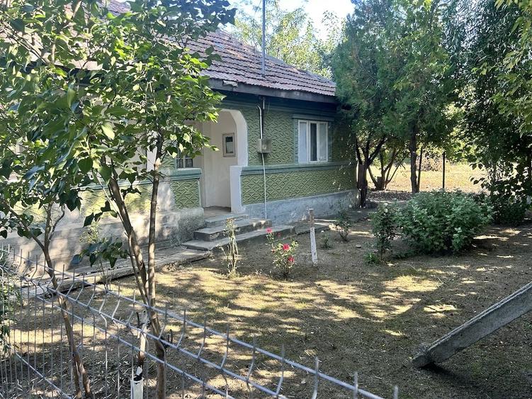 Casă cu 2 camere cu Teren 1250 Mp în Cioceni