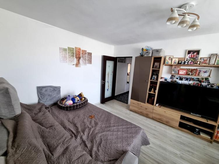 Apartament cu 3 camere semidecomandat, mobilat în Casa de Cultură