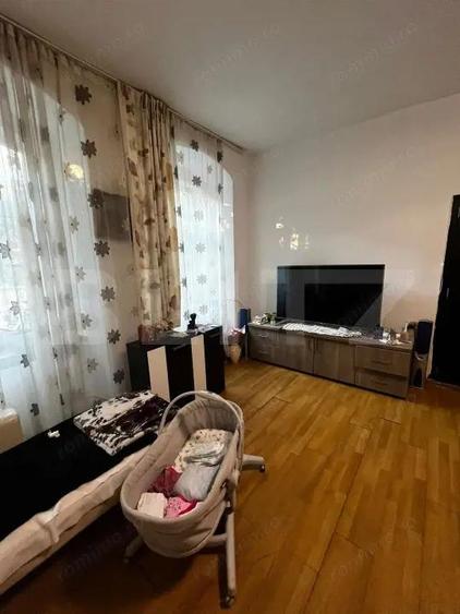 Apartament cu 4 camere semidecomandat, mobilat în Ultracentral
