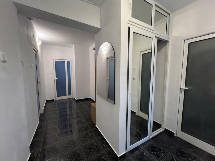 Apartament cu 3 camere decomandat în Răcădău