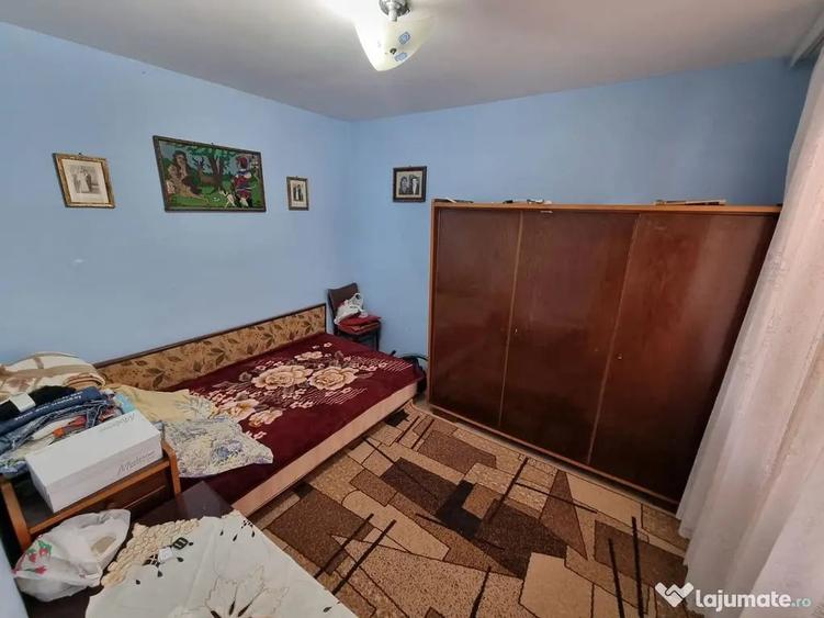 Apartament cu 3 camere semidecomandat în Km 4