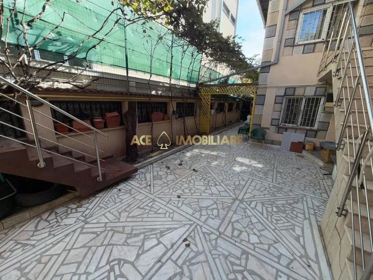 Casă cu 10 camere în 13 Septembrie