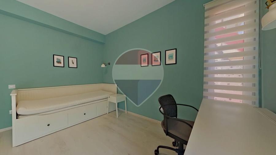 Apartament cu 3 camere semidecomandat, mobilat în Europa
