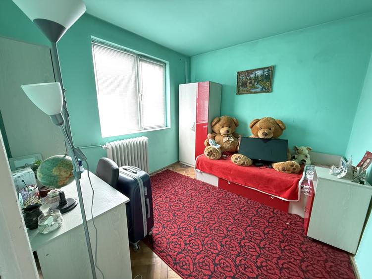 Apartament cu 3 camere semidecomandat în Girocului