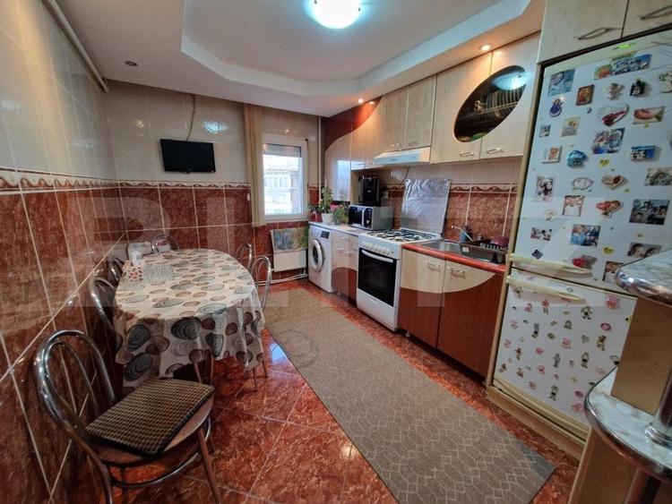 Apartament cu 3 camere decomandat, mobilat în Ampoi 2