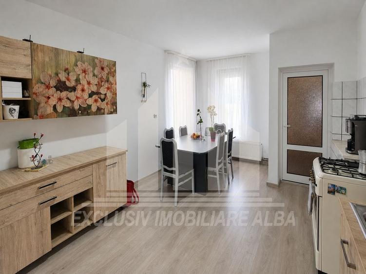 Casă individuală cu 8 camere cu Canalizare în Cetate