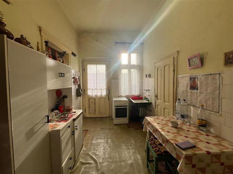 Apartament cu 3 camere nedecomandat, mobilat în Central
