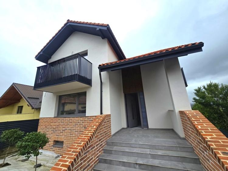 Casă individuală cu 5 camere cu Canalizare în Dâmbul Rotund