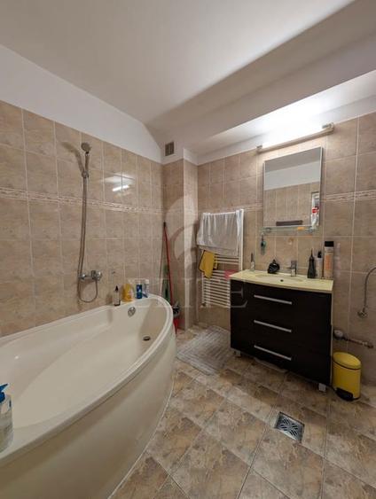 Apartament cu 3 camere semidecomandat, mobilat în Bună Ziua