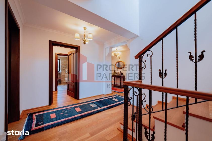Casă cu 7 camere cu Teren 1250 Mp în IAR