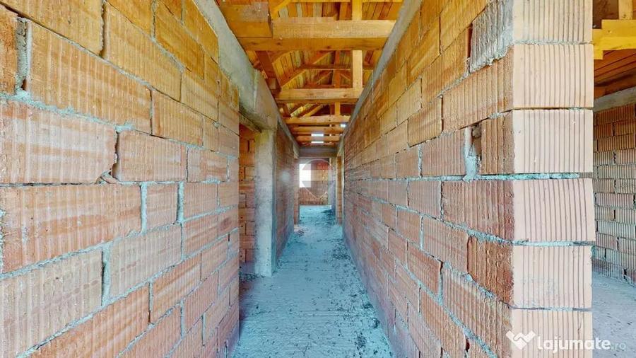 Casă cu 5 camere cu Teren 1000 Mp în Cristian