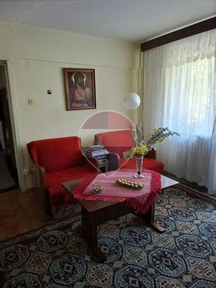 Apartament cu 3 camere semidecomandat în Est