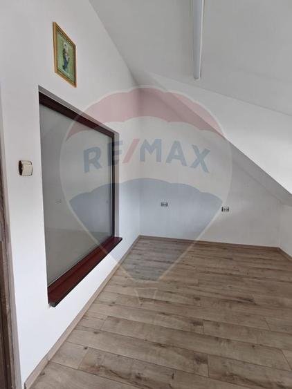 Casă cu 4 camere cu Teren 50 Mp în Blumăna