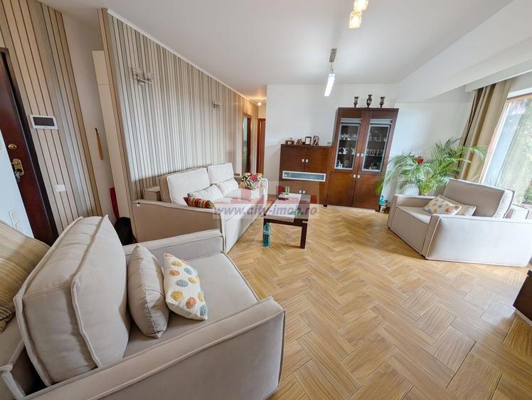 Apartament cu 3 camere decomandat în Străulești