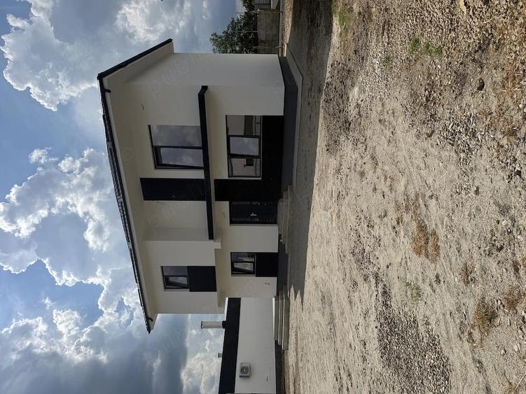 Casă cu 5 camere cu Teren 450 Mp în Bradu