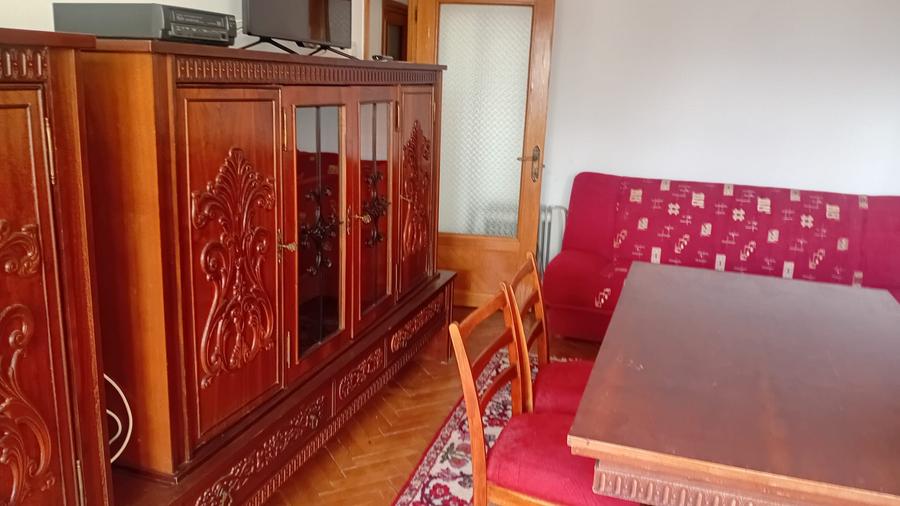 Apartament cu 3 camere decomandat, mobilat în Intim