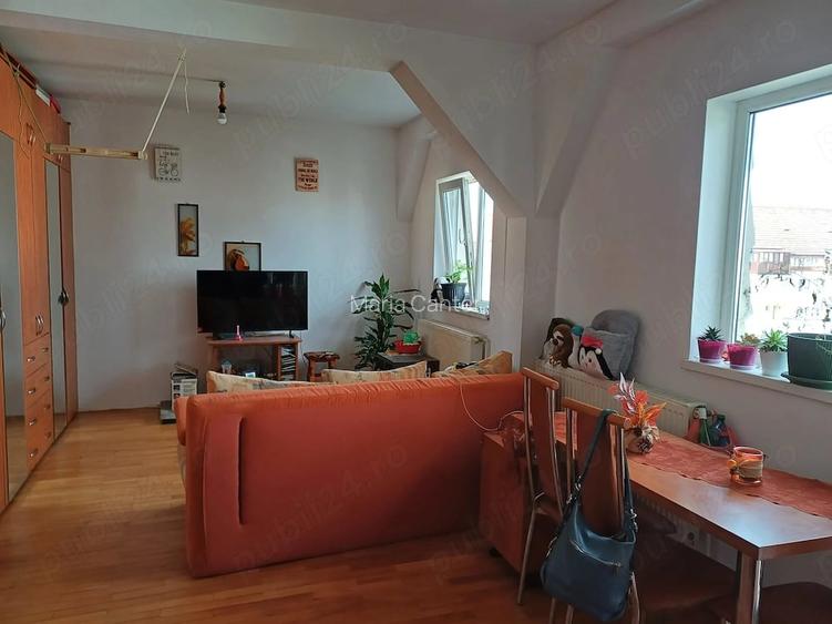 Vand apartament la mansarda Cedonia